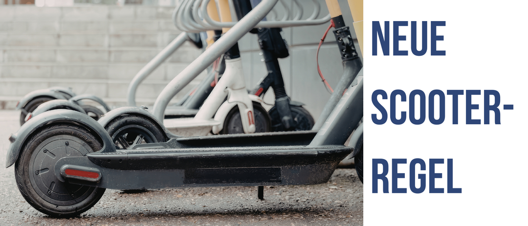 Eine Reihe von Scootern, die in einer Reihe geparkt sind. Die Roller stehen auf dem Boden und der Boden hat etwas Dreck darauf. Die Text NEW SC ist auf der Seite geschrieben.