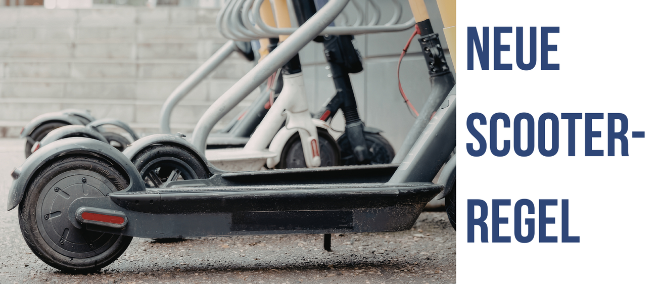 Eine Reihe von Scootern, die in einer Reihe geparkt sind. Die Roller stehen auf dem Boden und der Boden hat etwas Dreck darauf. Die Text NEW SC ist auf der Seite geschrieben.
