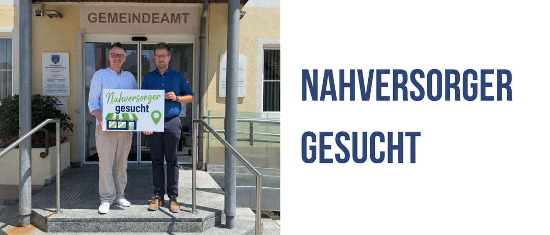 Zwei Männer stehen auf Stufen und halten ein Schild mit der Aufschrift 'nachversorger gesucht'. Sie stehen vor einem Gebäude.