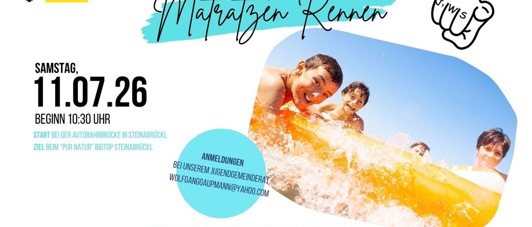 Plakat mit zwei Jungen auf Wasserrutschen. Der Text lautet 'Matratzen Rennen 26' und 'ANMELDUNGEN'. Kontakt-E-Mail für Anmeldung. Teilnahme erfordert unterzeichnetes Formular.