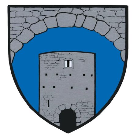 Eine stilisierte Darstellung eines mittelalterlichen Turms auf einem blauen Schildhintergrund mit einem gewölbten Eingang und Fenstern, eingebettet in einer grauen Steinmauer.