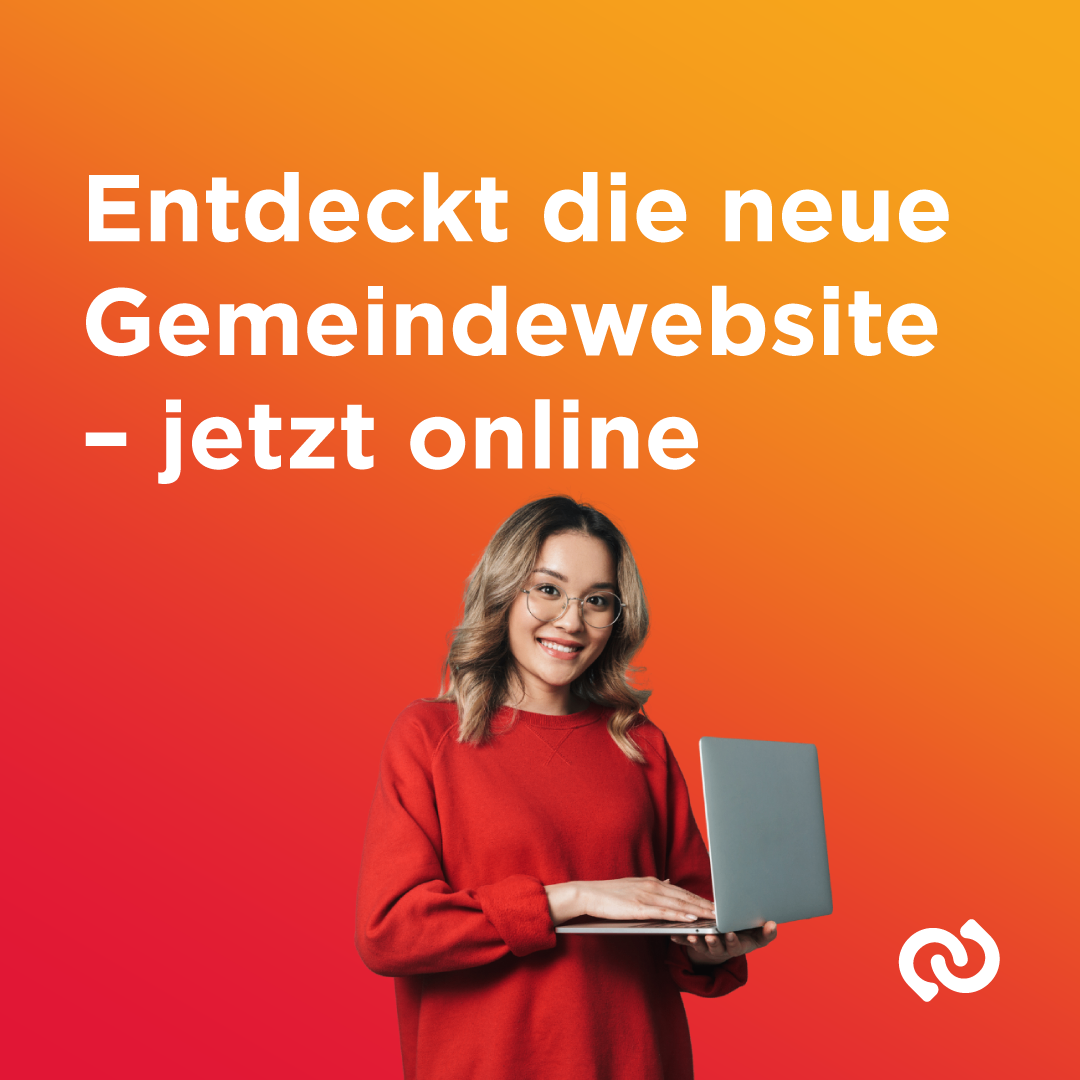 Eine lächelnde Frau mit Brille hält einen Laptop vor einem orangefarbenen Hintergrund. Der Text lautet 'Entdecke die neue Gemeindewebsite - jetzt online.'