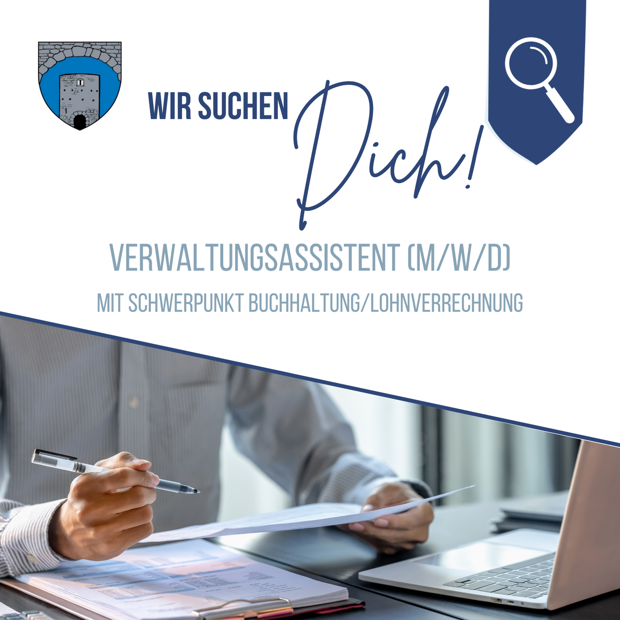 Ein Stellenausschreibungsposter mit einem Mann, der an einem Schreibtisch mit Dokumenten und Laptop arbeitet. Der Text lautet: 'Wir suchen Dich!' und die Stelle ist für einen Verwaltungsassistenten mit Schwerpunkt Buchhaltung/Lohnverrechnung.