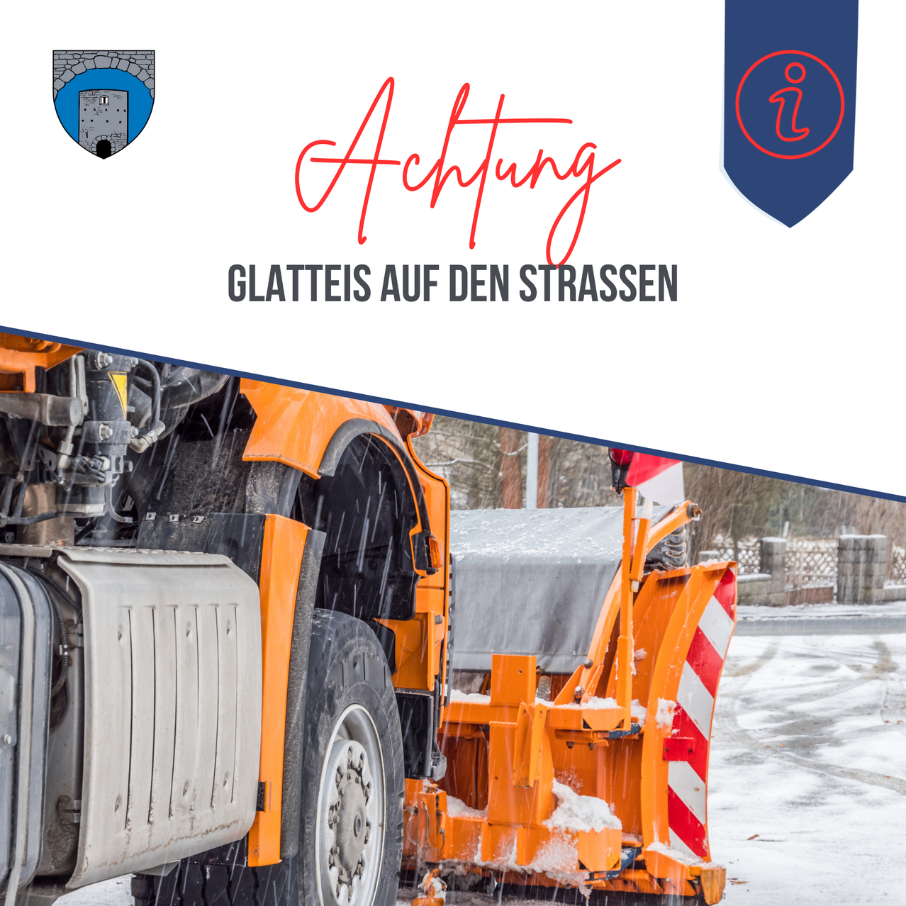 Ein Schneepflug räumt Schnee von einer nassen Straße. Über dem Text 'Achtung' befindet sich ein blaues Logo mit einer Burg. Die Straße wird von Zäunen und Bäumen gesäumt.