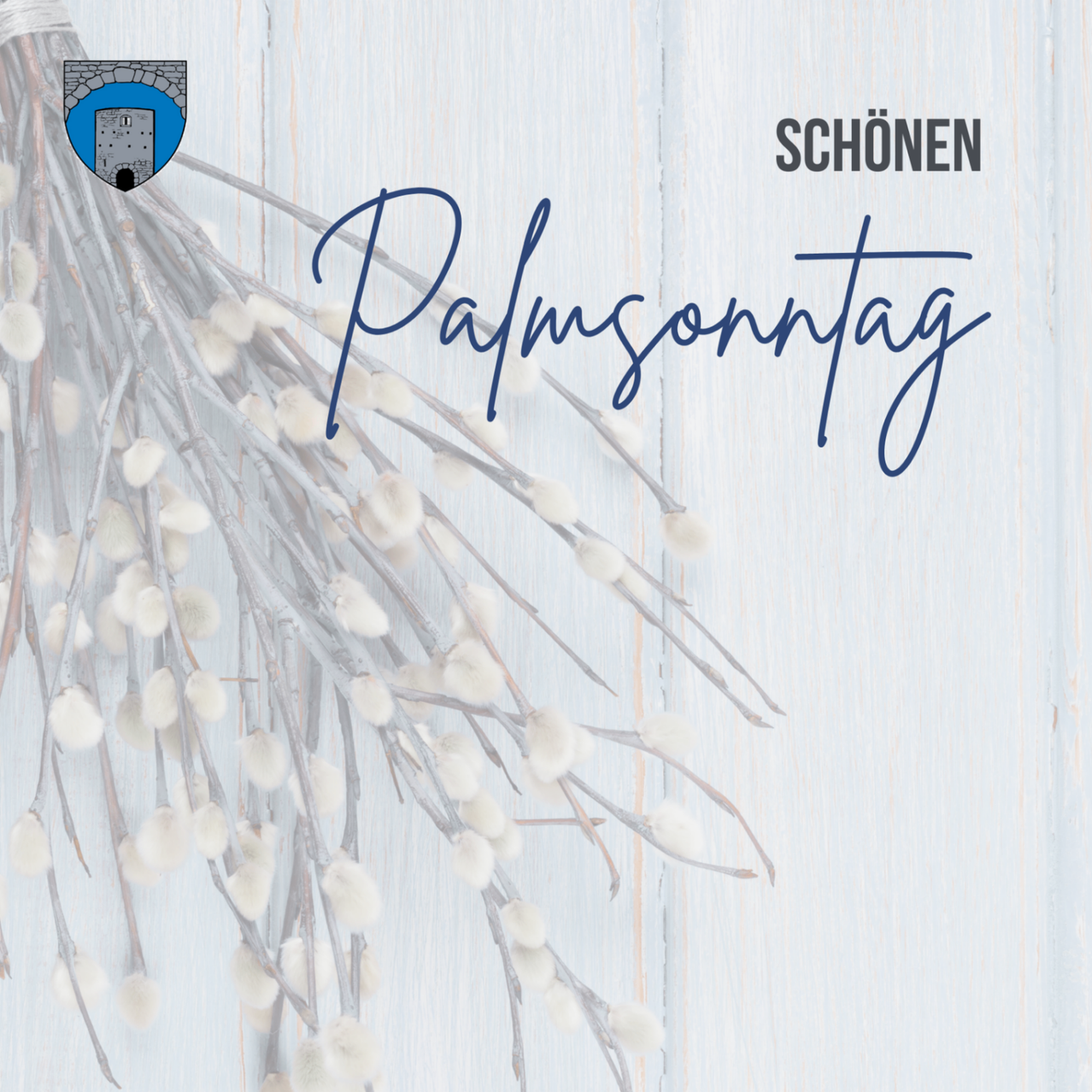 Eine weiße Blumenarrangement mit flauschigen Zweigen auf einem hellblauen Holzhintergrund. Das Wort Palmsontag ist in kursiver blauer Schrift geschrieben.