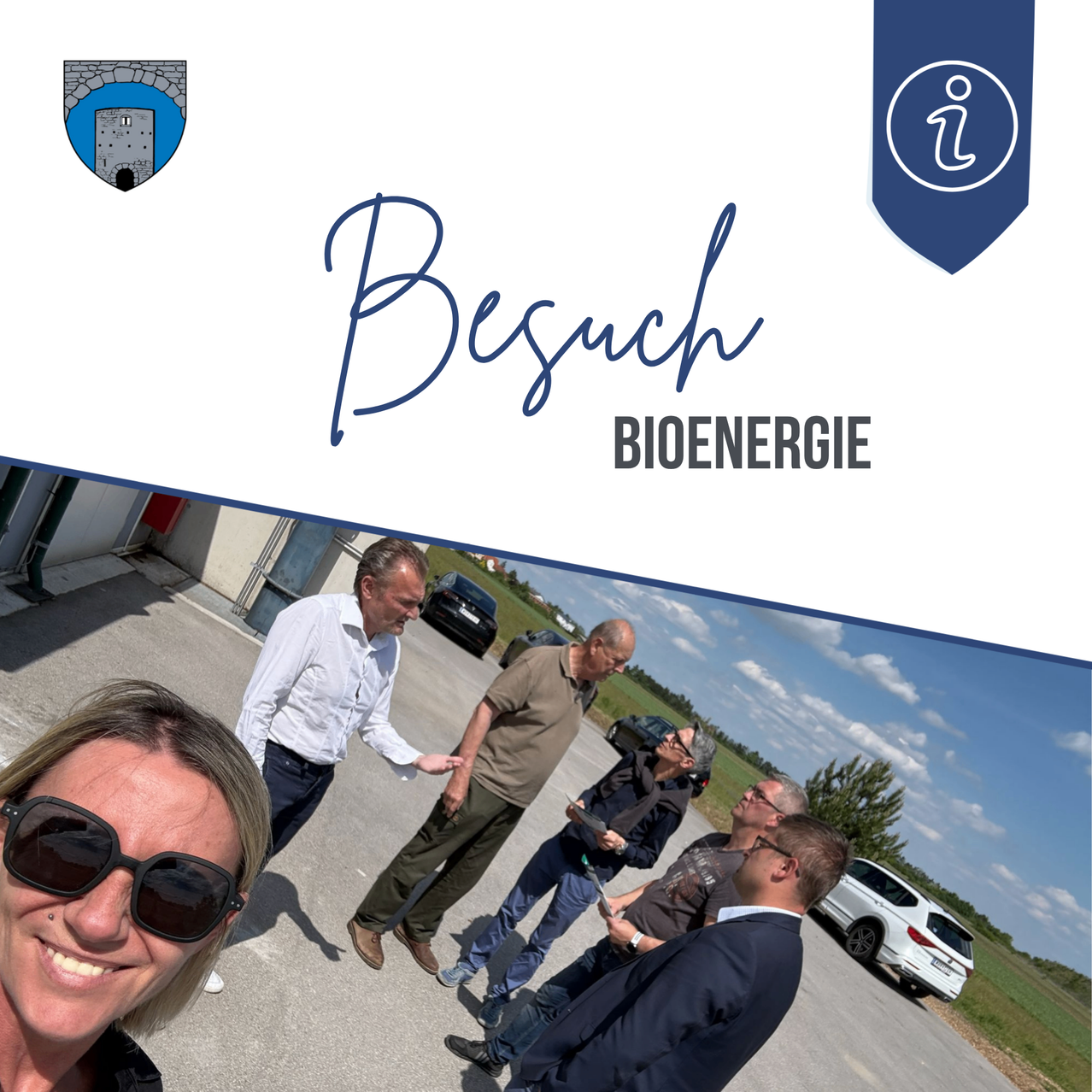 Eine Gruppe von Menschen besucht eine Bioenergie-Anlage. Sie stehen auf einem Parkplatz. Eine Person hält eine Clipboard.