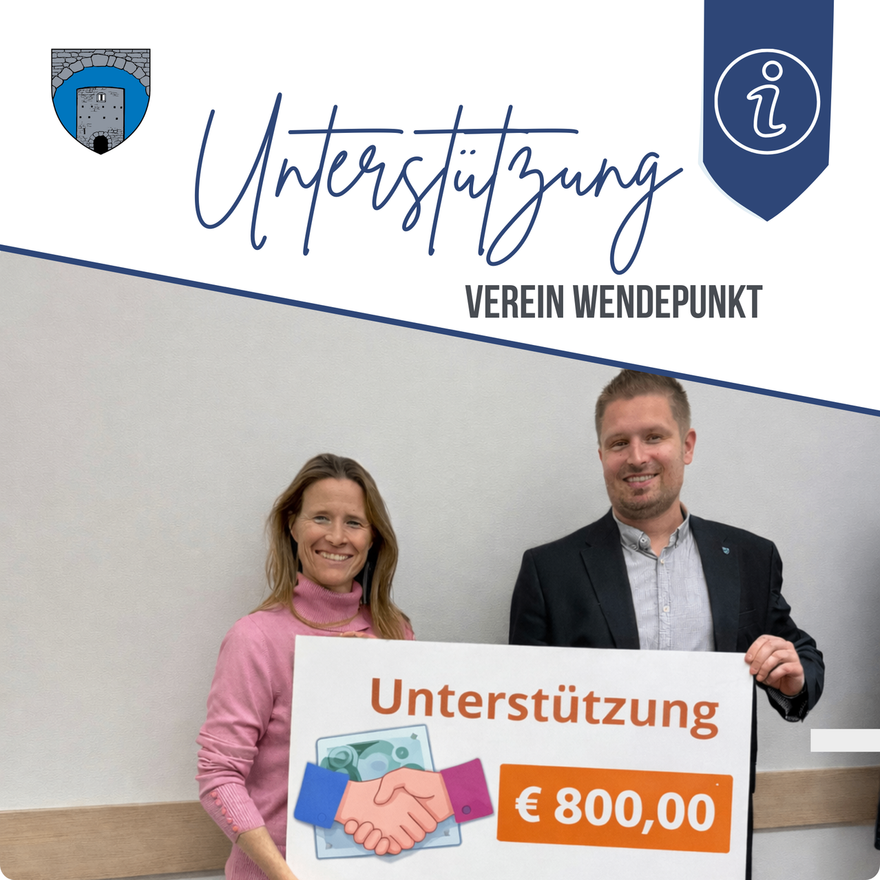 Ein Mann und eine Frau stehen lächelnd nebeneinander und halten ein Schild mit der Aufschrift 'Unterstützung' und einem Händeschüttelsymbol mit '800,00 Euro' darunter. Das Schild steht vor einer weißen Wand mit einem Logo oben.