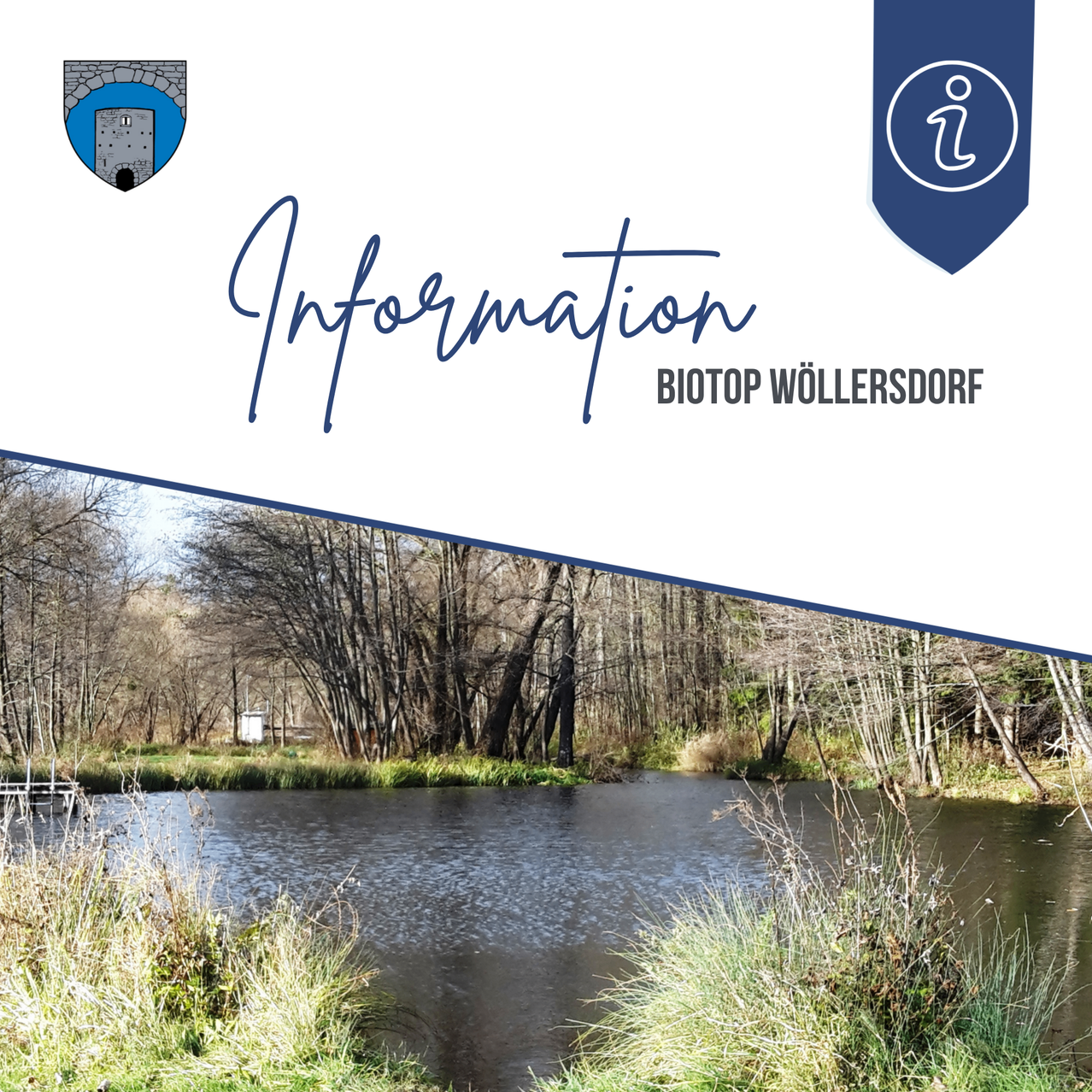Biotope Wöllersdorf: Teich mit Bäumen und Schilf im Vordergrund, Wappen und Info-Symbol