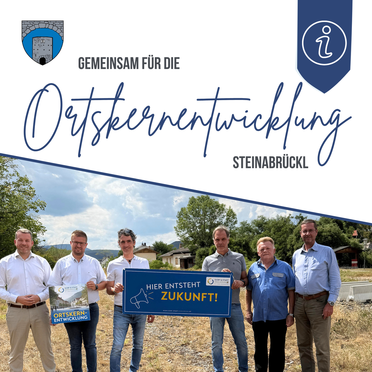Fünf Männer stehen auf einem Feld und halten ein blaues Schild mit der Aufschrift 'Hier entsteht Zukunft!' und einem Megafon-Symbol. Sie alle lächeln und scheinen für ein Foto zu posieren. Hinter ihnen befindet sich eine Kulisse eines Dorfes mit Bäumen und Häusern.