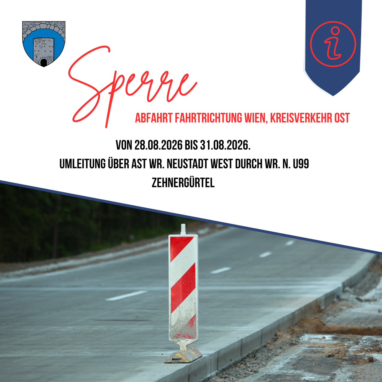 Ein Baustellenschild steht am Straßenrand. Das Schild weist auf eine Umleitung aufgrund von Straßenarbeiten hin. Der Text auf dem Schild ist in Deutsch.