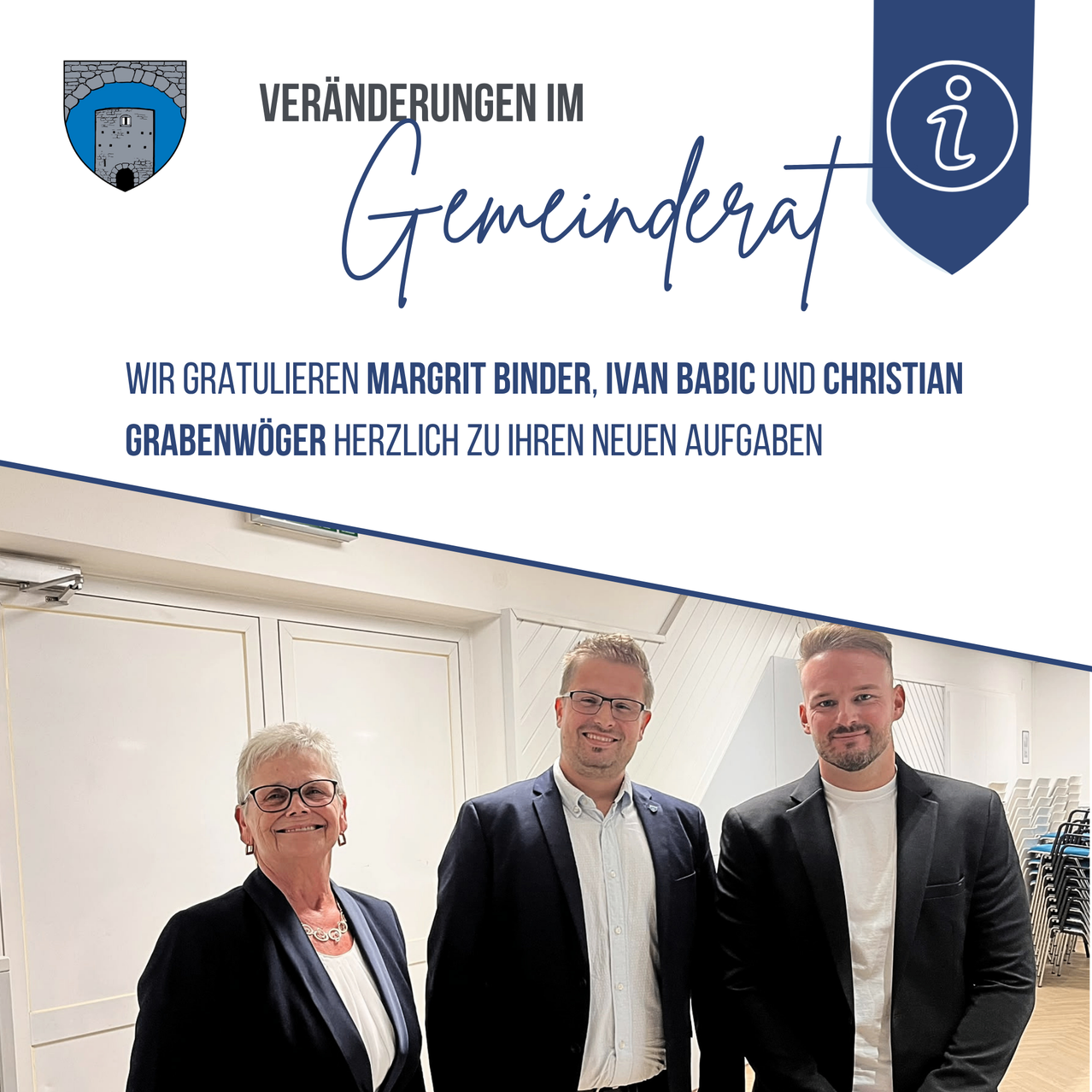 Drei Personen, Margrit Binder, Ivan Babic und Christian Grabenwoger, stehen gemeinsam in formeller Kleidung und lächeln für ein Foto. Der Hintergrund zeigt eine weiße Wand mit einem blauen Rand und einem Logo.