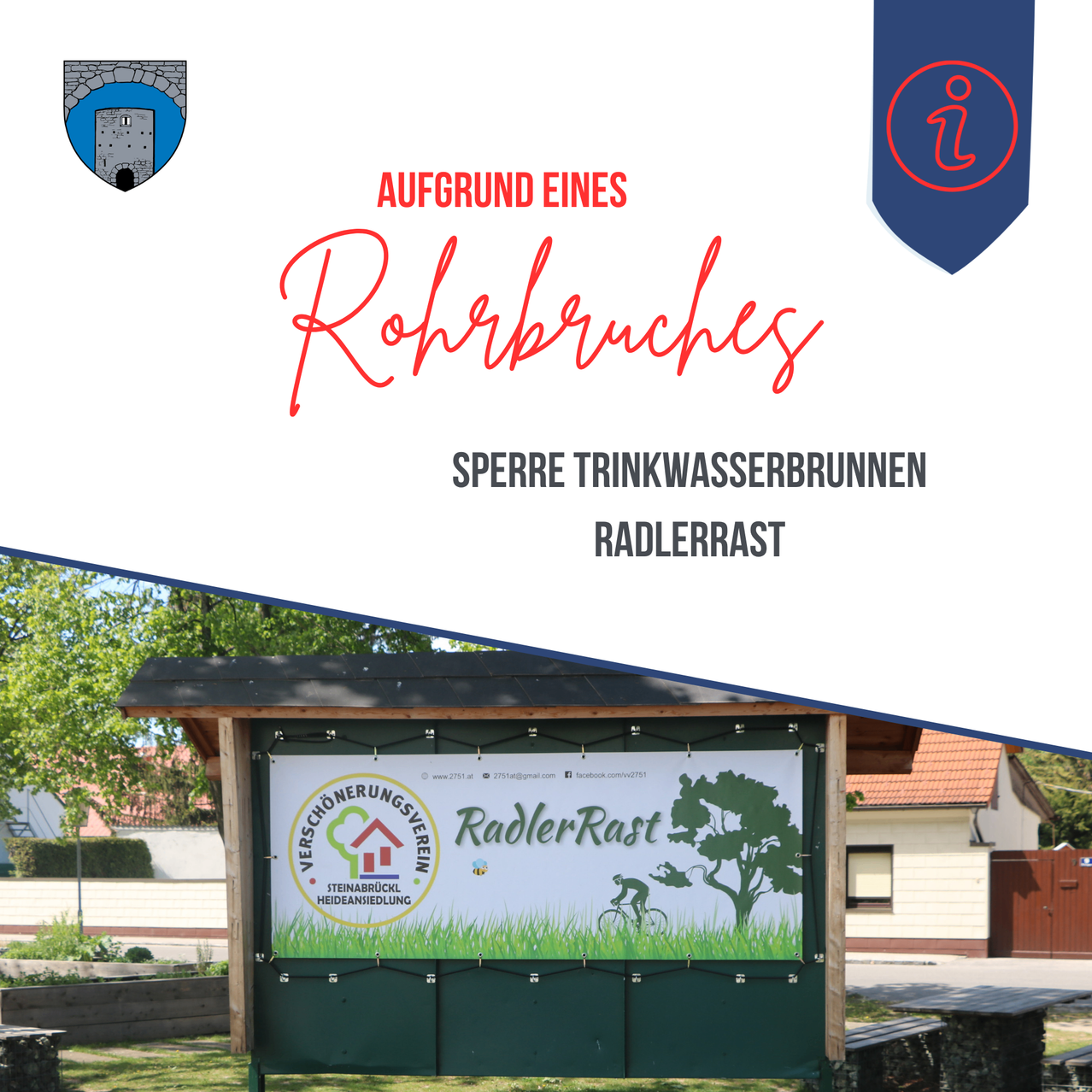 Ein Plakat kündigt die Schließung von Trinkwasserbrunnen aufgrund eines Rohrbruchs an, in der Nähe eines Hauses und eines Baumes.