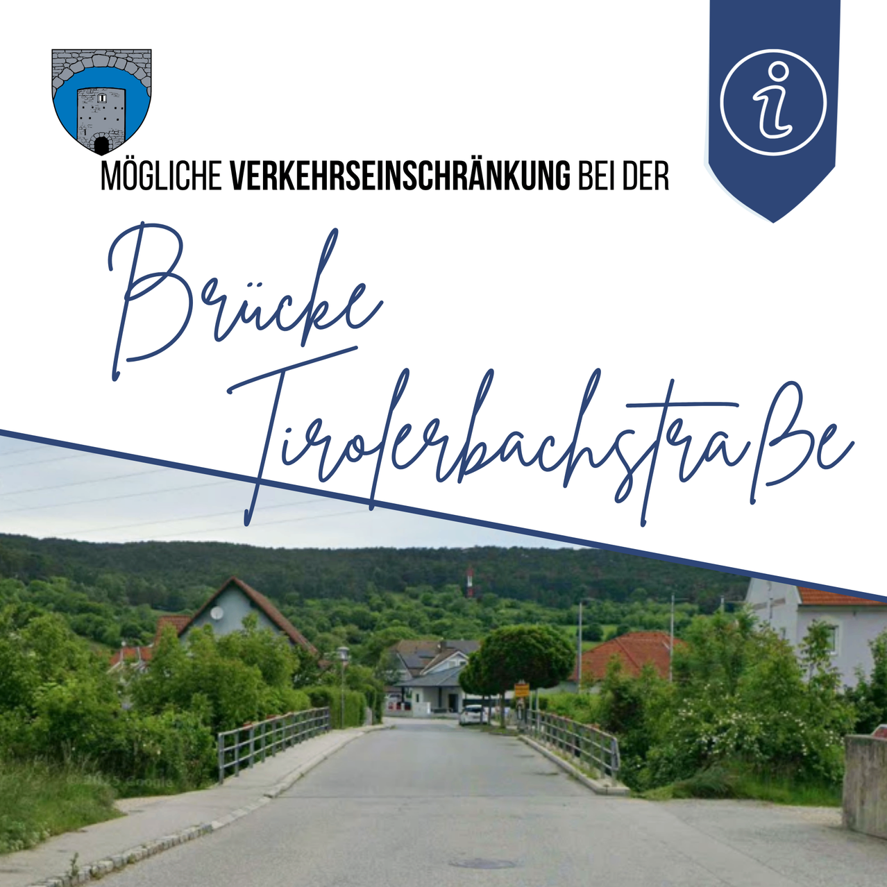 Eine Dorfstraße mit einer Brücke namens Tirolerbachstraße. Es gibt Häuser und Bäume auf beiden Seiten. Eine Flagge und ein Logo sind oben links und rechts.