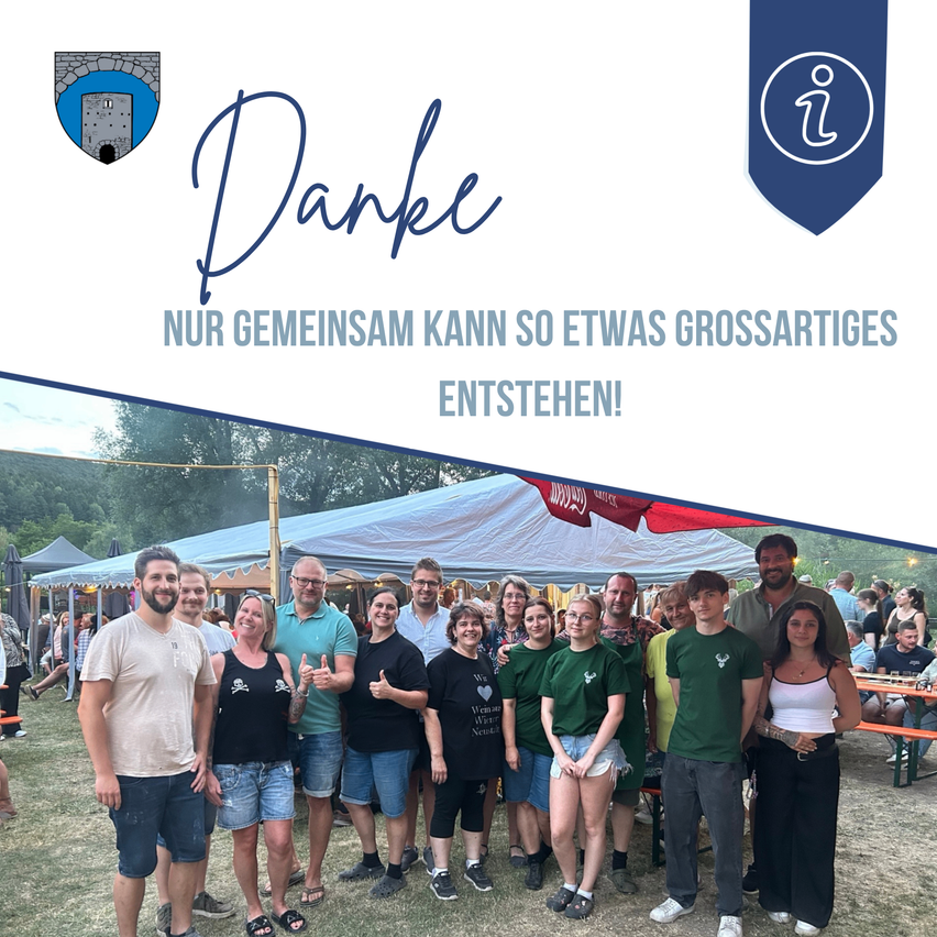 Gruppe von Menschen vor einem Zelt bei einer Veranstaltung