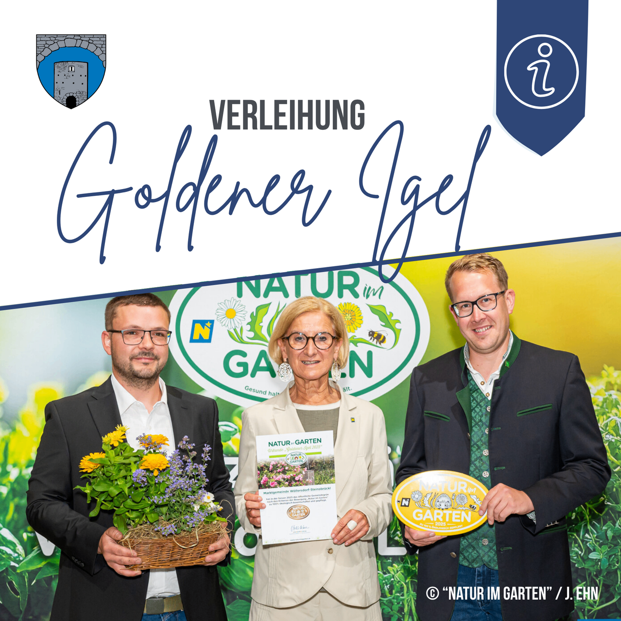 Goldener Igel Verleihung: Markus Vogl, Bürgermeister von Wöllersdorf-Steinabrück, mit Roswitha M. und einem Mann, die Urkunden und Auszeichnungen halten.