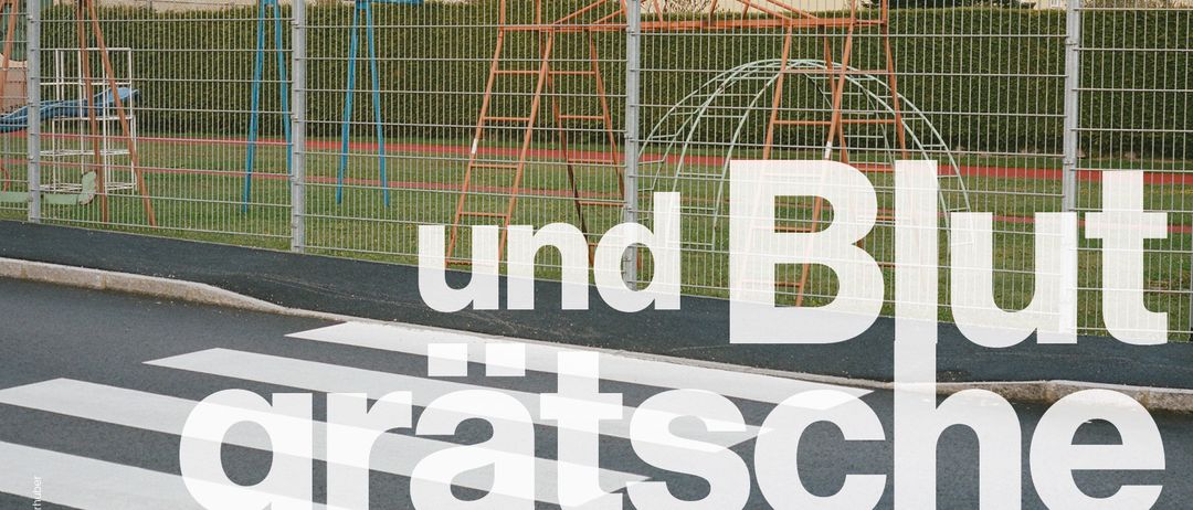 Ein Plakat für eine Fußball-Lesung in deutscher Sprache mit einem Zebrastreifen auf der Straße und einem Spielplatz im Hintergrund.