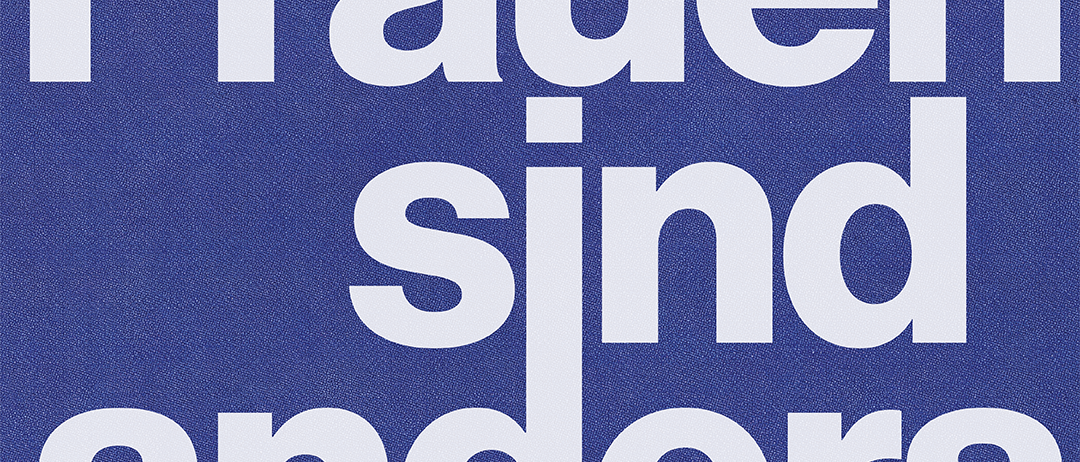 Blauer Hintergrund mit weissem Text 'Frauen sind anders'. Die Worte sind in einer grossen, fetten Schrift geschrieben.