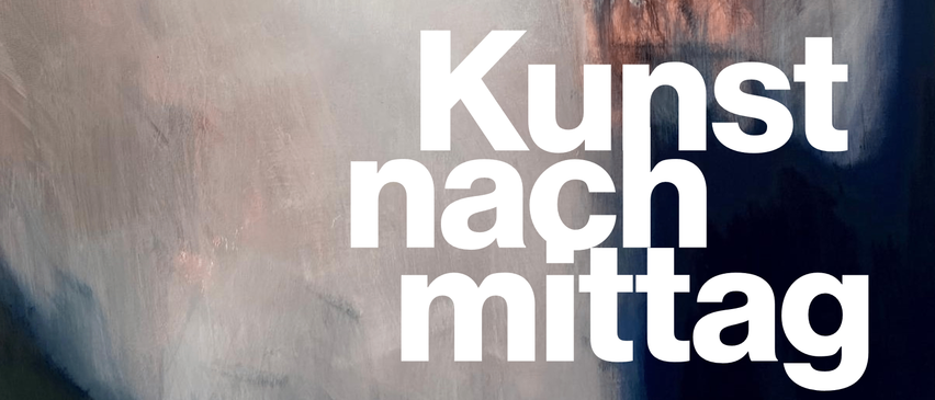 Ein abstraktes Gemälde mit den Worten Kunst nach Mittag in weiß auf grauem Hintergrund.