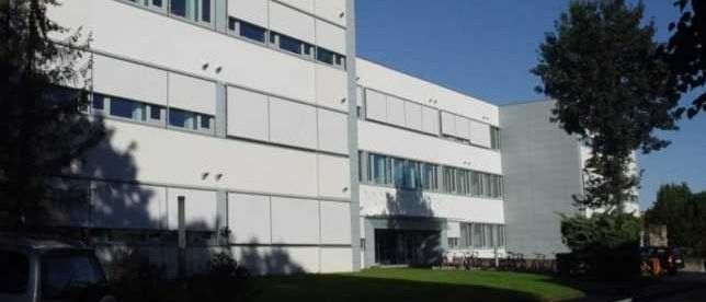 Bild enthält, Building, Office Building, Campus, Car, City, Grass, Urban