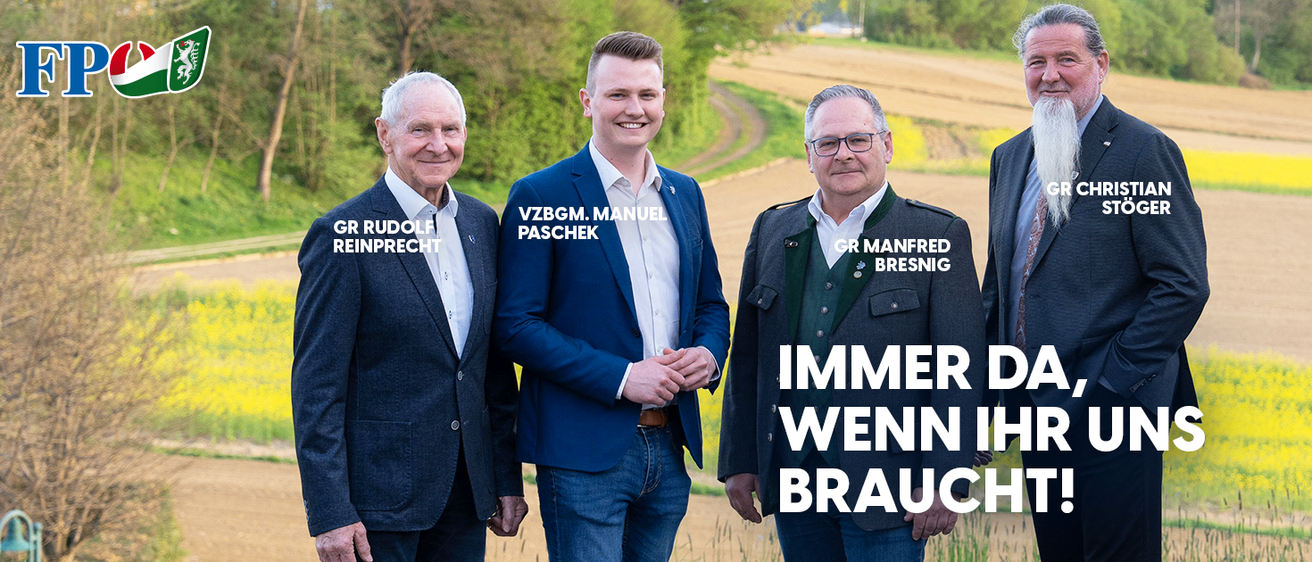 Vier Männer stehen lächelnd in einem Feld. Einer trägt einen blauen Anzug, ein anderer einen Kilt, und die beiden anderen tragen Anzüge und Krawatten. Der Textüberlagerung lautet 'Immer da, wenn ihr braucht!' in großen Buchstaben.