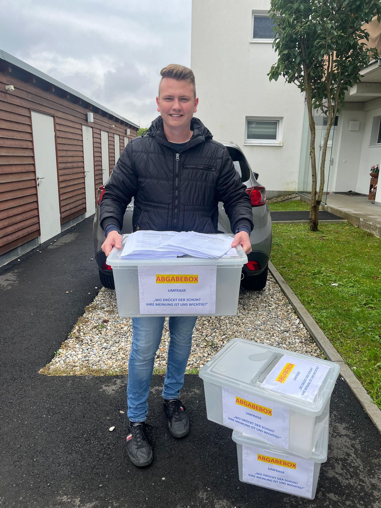 Bild enthält, Pants, Box, City, Adult, Male, Man, Person, Advertisement, Jacket, Shelter