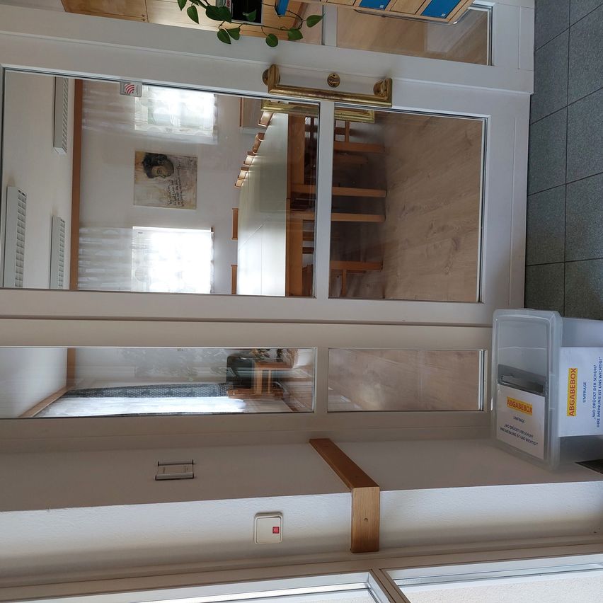 Bild enthält, Indoors, Interior Design, Architecture, Building, Sink, Sink Faucet, Window, Windowsill, Housing, Staircase