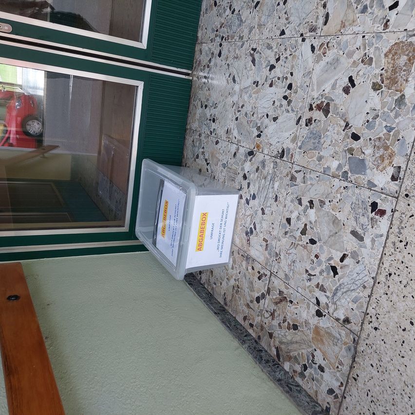 Bild enthält, Floor, Flooring, Plywood, Wood, Indoors, Interior Design, Architecture, Building, Window, Windowsill