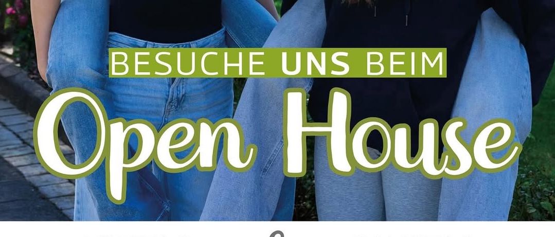 Vier Mädchen lächeln und umarmen sich in einem Garten. Ein Textüberlagerung lautet 'Besuchen Sie uns beim Open House'. Die Veranstaltung ist für Freitag und Samstag geplant.