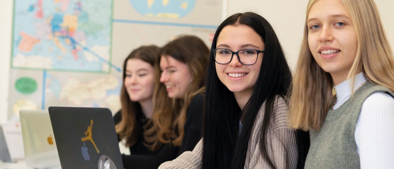 Bild enthält, Adult, Female, Person, Woman, Glasses, Laptop, Student, Face, Necklace, Mobile Phone