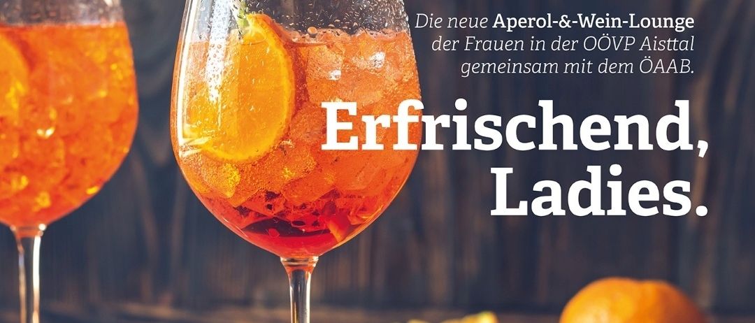 Zwei Gläser Orangencocktail stehen auf einem Holztisch mit hölzerne Hintergrund. Die Getränke sind mit einem Strohhalm und geschnittenen Orangen serviert.