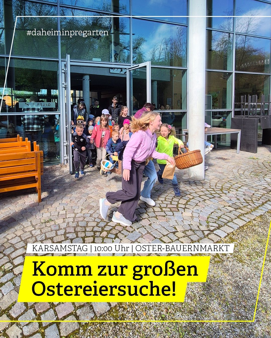 Kinder und Erwachsene verlassen ein Gebäude mit Körben. Ein Schild steht 'KARSAMSTAG | 10:00 Uhr | OSTER-Bauernmarkt' und 'Komm zur großen Ostereiersuche!'.