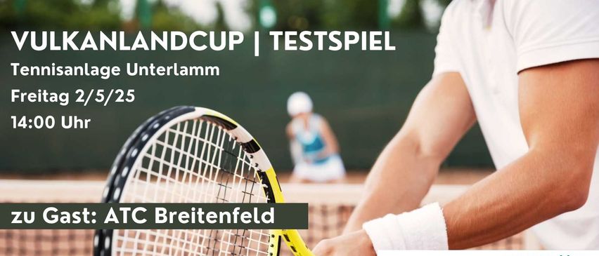 Ein Tennisspieler hält einen Tennisschläger, und ein weiterer Spieler ist im Hintergrund auf dem Tennisplatz. Das Bild hat einen Wasserzeichen in der unteren rechten Ecke.