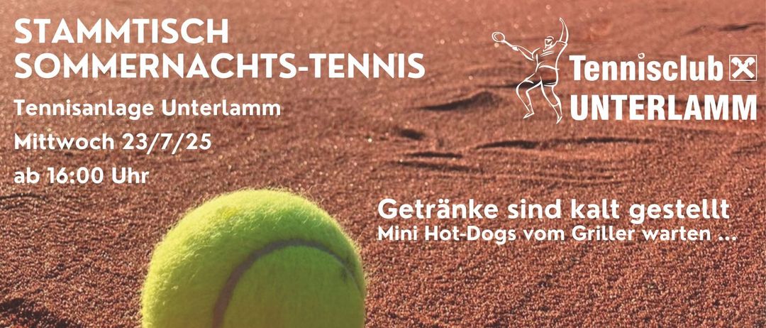 Ein Tennisball auf einem roten Sandplatz. Oben steht der Text 'Nachts-Tennis Unterlamm 7/25' und eine Illustration eines Tennisspielers. Unten 'Getränke sind verfügbar Mini Hot-Dogs vom Grill.'