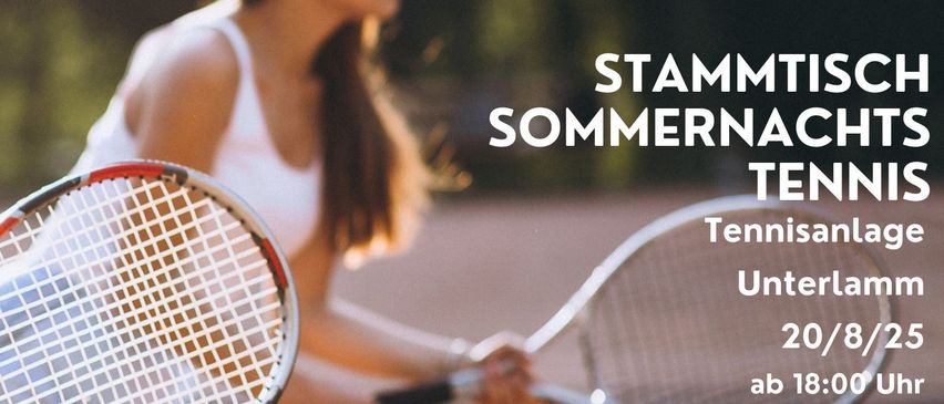 Eine Frau in einem weißen Tanktop spielt Tennis an einem sonnigen Tag und hält einen Tennisschläger mit einem weißen Netz. Aperol Spritz und Freunde werden erwähnt.