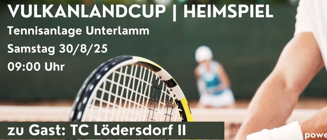 Ein Tennisspiel findet in Loedersdorf II statt. Das Datum ist der 25. Juli. Ein Spieler hält einen Tennisschläger, und ein weiterer Spieler ist im Hintergrund.