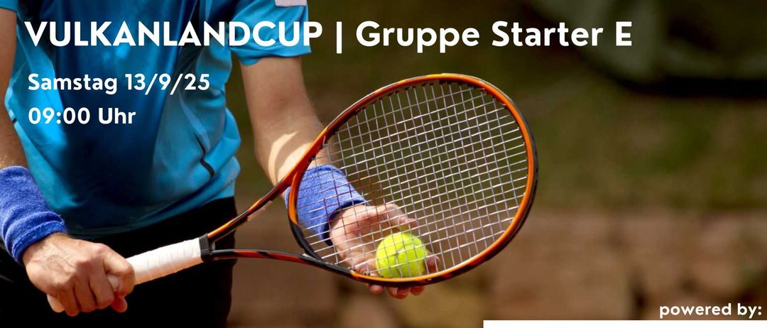 Ein Tennisspieler hält einen Tennisschläger mit einem Tennisball in der Hand. Er trägt ein blaues Shirt und schwarze Hose. Der Plakattext lautet 'LANDCUP I Gruppe Starter 9/25' und 'gegen TC St. Martin.' Auf der rechten Seite des Plakats befindet sich ein Logo.