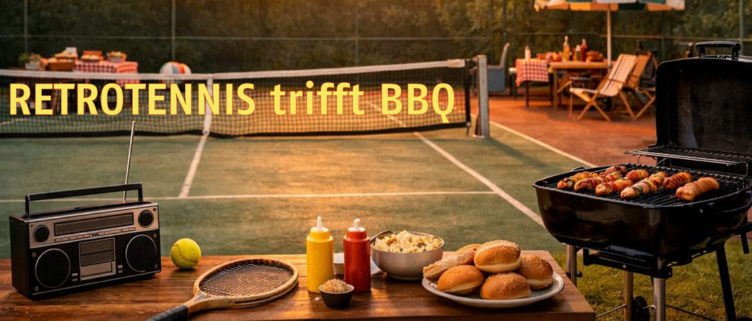 Ein Tennisplatz mit einem Grill und Essen auf einem Tisch, umgeben von Wimpelketten und Bäumen mit einem Sonnenuntergang im Hintergrund.
