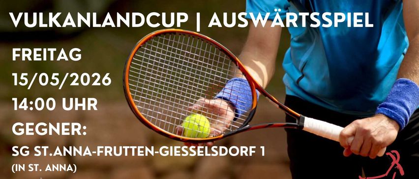 Ein Tennisspieler bereitet sich auf den Aufschlag auf einem Tennisplatz vor. Das Bild zeigt einen Tennisschläger, einen Tennisball und den Text 'Landcup Auswärts'.