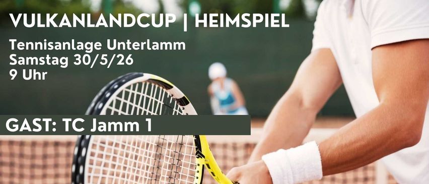 Ein Tennisspieler hält einen Schläger vor einem Platz. Die Worte 'LANDCUP | HEIMSPIEL' und 'e Unterlamm 5/26 Jamm 1' erscheinen darüber. Ein Spieler in einem weißen Hut ist im Hintergrund zu sehen.