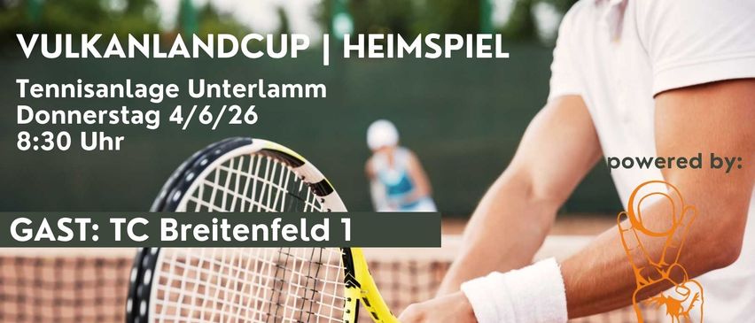 Ein Tennisspieler in Weiß hält einen Schläger mit gelbem Griff fest, während ein anderer Spieler im Hintergrund sich darauf vorbereitet, einen Ball zu schlagen. Das Bild zeigt ein Datum und einen Ort und weist auf ein Heimspiel hin.