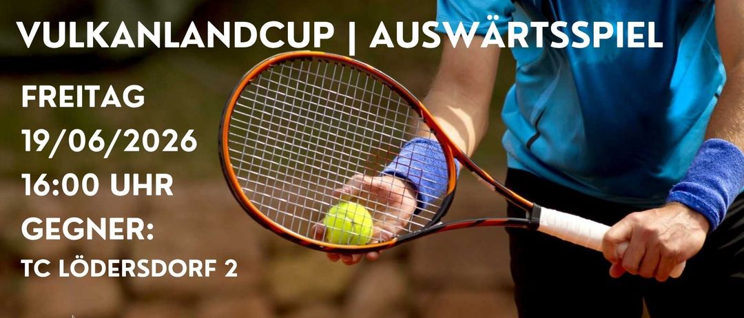 Ein Tennisspieler bereitet sich darauf vor, einen Tennisball auf einem Platz zu servieren. Das Bild zeigt einen blauen Tennisschläger, einen grünen Tennisball und Text, der für ein Tennisturnier wirbt.
