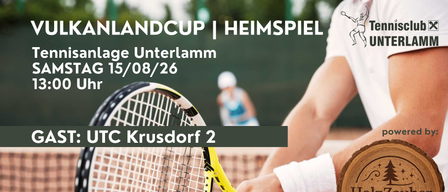 Ein Tennisspieler hält einen Schläger bei einem Tennismatch. Der Textüberlagerung lautet 'Landcup | Heimspiel' und 'TC Krusdorf 2'. Ein Spieler im Hintergrund trägt einen weißen Hut.