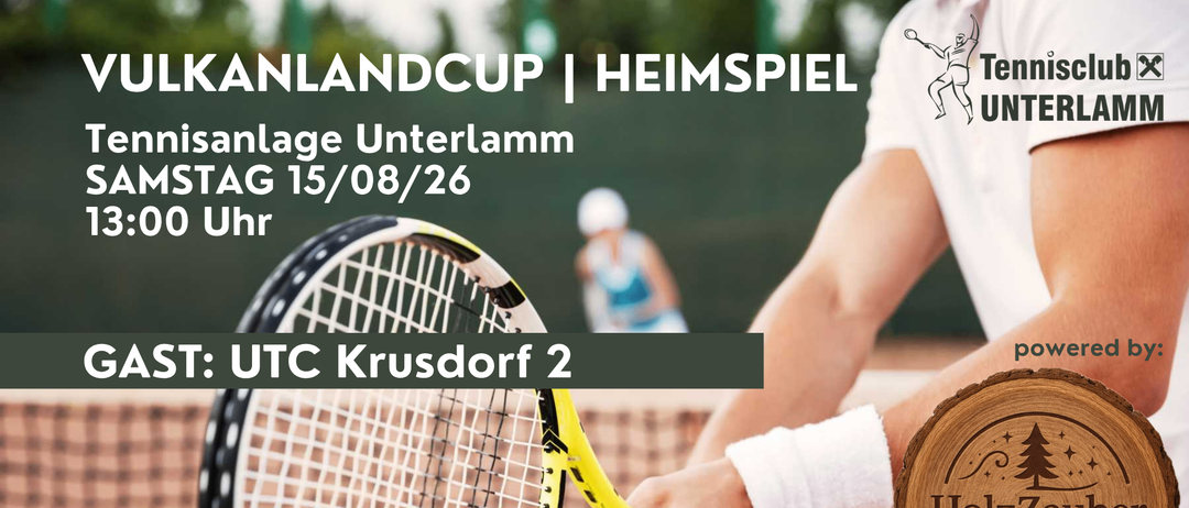 Ein Tennisspieler hält einen Schläger bei einem Tennismatch. Der Textüberlagerung lautet 'Landcup | Heimspiel' und 'TC Krusdorf 2'. Ein Spieler im Hintergrund trägt einen weißen Hut.