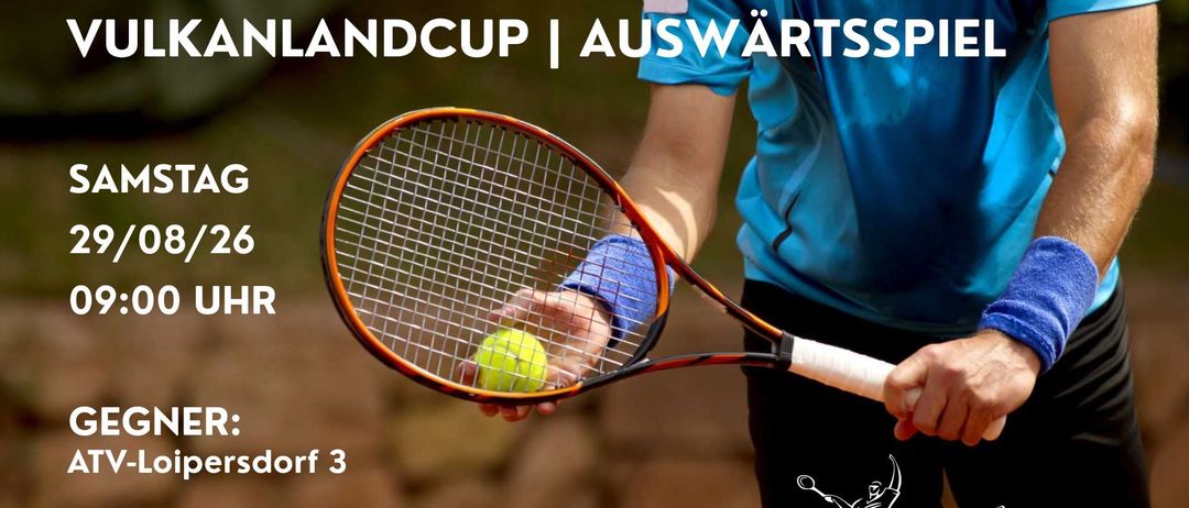 Ein Tennisspieler in Blau ist dabei, einen gelben Tennisball mit einem Schläger auf einem Tennisplatz zu schlagen. Das Bild hat einen Wasserzeichen mit dem Text 'Landcup | Auswärtsspiel'.