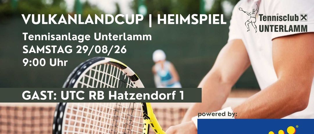 Ein Tennisspieler hält einen Tennisschläger bei einem Tennismatch. Das Poster ist für das Inlandcup Heimspiel in Unterlamm am 29. August 2026.