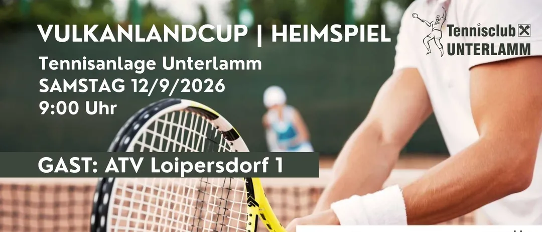 Ein Tennisspieler, der einen Schläger hält, ist kurz davor, den Ball zu schlagen. Im Hintergrund ist ein verschwommenes Bild einer anderen Spielerin zu sehen. Der Textüberlagerung lautet 'DACH Dachdeckerei-Spengler' und 'TV Loipersdorf 1'.