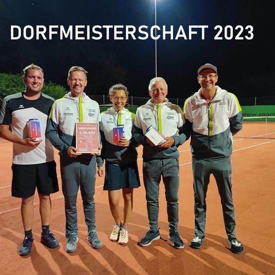 Fünf Personen stehen auf einem Tennisplatz, lächeln und halten Trophäen. Der Text darüber lautet Dorfmeisterschaft 2023.