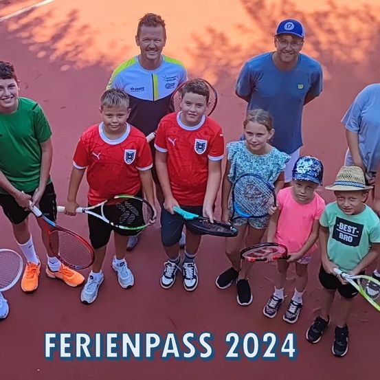 Eine Gruppe von Kindern und Erwachsenen steht auf einem Tennisplatz und hält Tennisschläger. Sie lächeln und scheinen für ein Foto zu posieren. Die Worte 'FERIENPASS 2024' sind unten geschrieben.