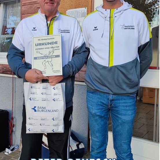 Zwei Männer in passender Sportbekleidung halten ein Zertifikat und eine Tasche. Der Mann auf der linken Seite lächelt und hält ein Zertifikat mit dem Text 'TC Unterlamm Urkunde Vereins-Vize-Meister 2024'. Der Mann auf der rechten Seite trägt eine Kapuzenjacke mit 'Tennisclub Unterlamm'. Sie stehen vor einem Gebäude.