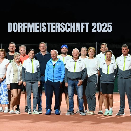 Eine Gruppe von Menschen in Sportbekleidung steht auf einem Tennisplatz. Über ihnen sind die Worte 'DORFMEISTERSCHAFT 2025' zu sehen. Sie lächeln und scheinen für ein Foto zu posieren.